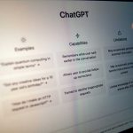 Подросток пользуется ChatGPT для уроков: вред, списывание или навык будущего
