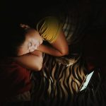 Подросток не спит ночами: почему поздно ложится и как вернуть режим без скандалов