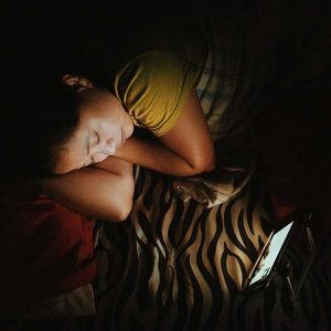 Подросток не спит ночами: почему поздно ложится и как вернуть режим без скандалов