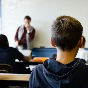 Подросток не хочет идти в школу: лень, тревога или школьное избегание