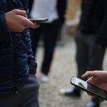 Подросток всё время в телефоне: зависимость от соцсетей или норма?