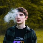 Вейпы, никотиновые паучи, “это же не сигареты”: как говорить с подростком